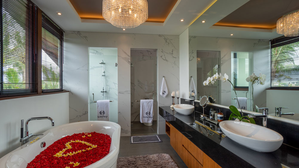 Tirtha Bayu Villa II - Ensuite bathroom